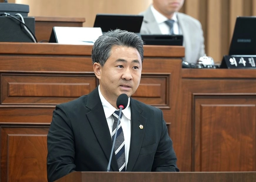 14일 열린 제350회 하남시의회 임시회 제1차 본회의에서 최승태 의회운영위원장이 5분 자유발언을 통해 하남시의 지속가능한 성장을 위한 ‘행정 3대 원칙(인사·재정·투명성)’을 제안하고 있다. 하남시의회 제공