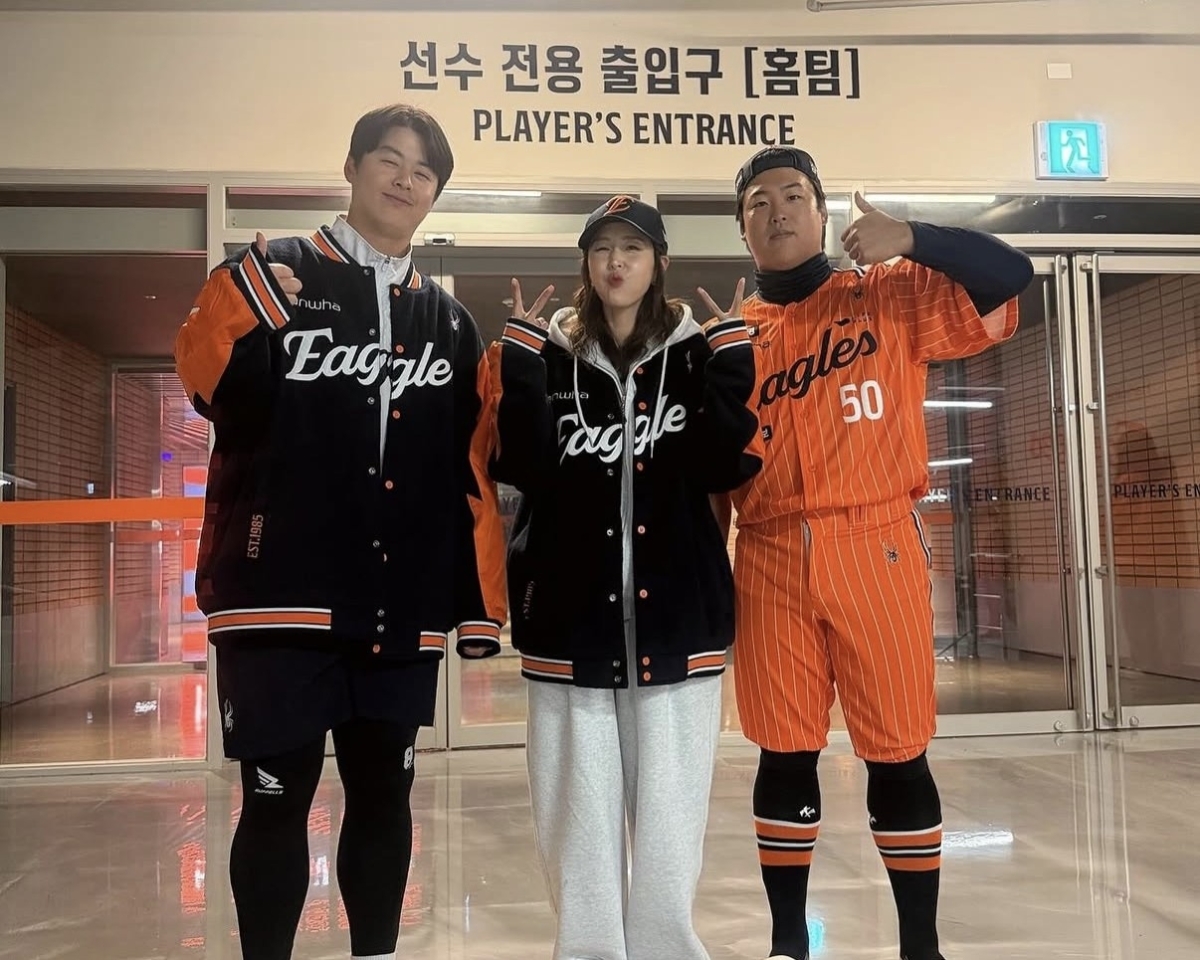 프로야구 kt 위즈 홈경기 행사에 초청된 그룹 코요태 신지가 “한화 이글스 팬이라 시구는 거절했다”고 언급하는 과정에서 보인 태도로 논란이 되자 결국 사과했다. 사진은 신지가 한화 노시환·강백호와 함께 있는 모습. 신지 인스타그램 캡처