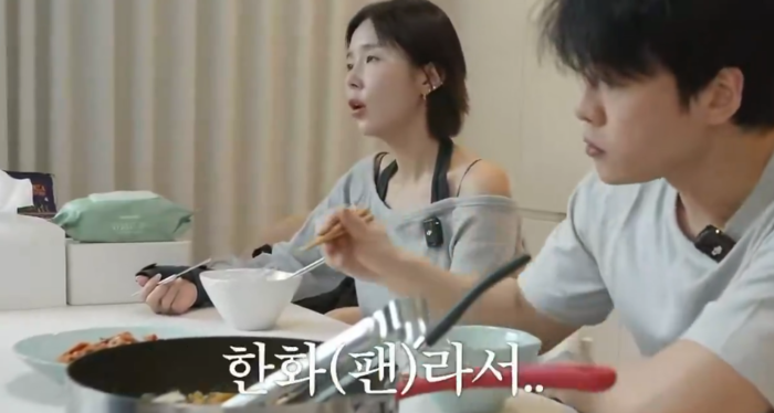 프로야구 kt 위즈 홈경기 행사에 초청된 그룹 코요태 신지가 “한화 이글스 팬이라 시구는 거절했다”고 언급하는 과정에서 보인 태도로 논란이 되자 결국 사과했다. 신지 유튜브 채널 ‘어떠신지?!?’ 캡처