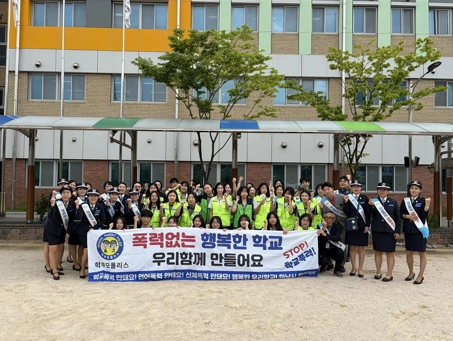 하남시의회 조창민 부의장이 지난 14일 감일백제중학교에서 등굣길 학교폭력 예방 캠페인에 참여했다. 하남시의회 제공