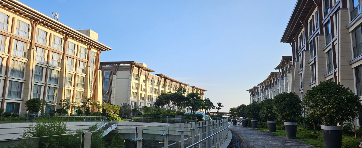 제주도는 수학여행단이 이용하는 숙박·음식·체험시설을 사전에 점검하고 안전정보를 학교에 제공하는 ‘안심수학여행 서비스’를 운영하고 있다. 사진은 제주신화월드 호텔＆리조트의 모습. 제주 강동삼 기자