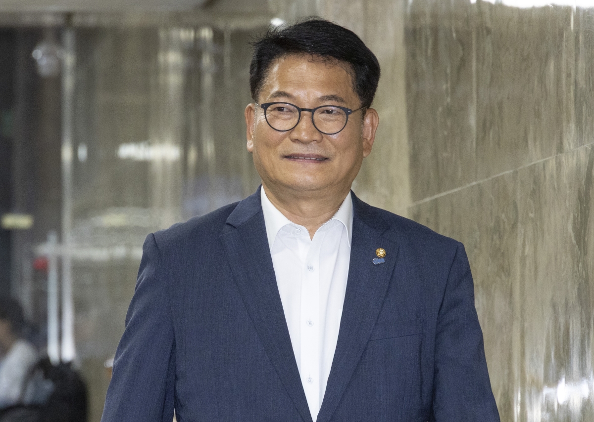 송영길 더불어민주당 의원이 14일 국회에서 열린 의원 총회에 입장하고 있다. 2026.7.14 연합뉴스