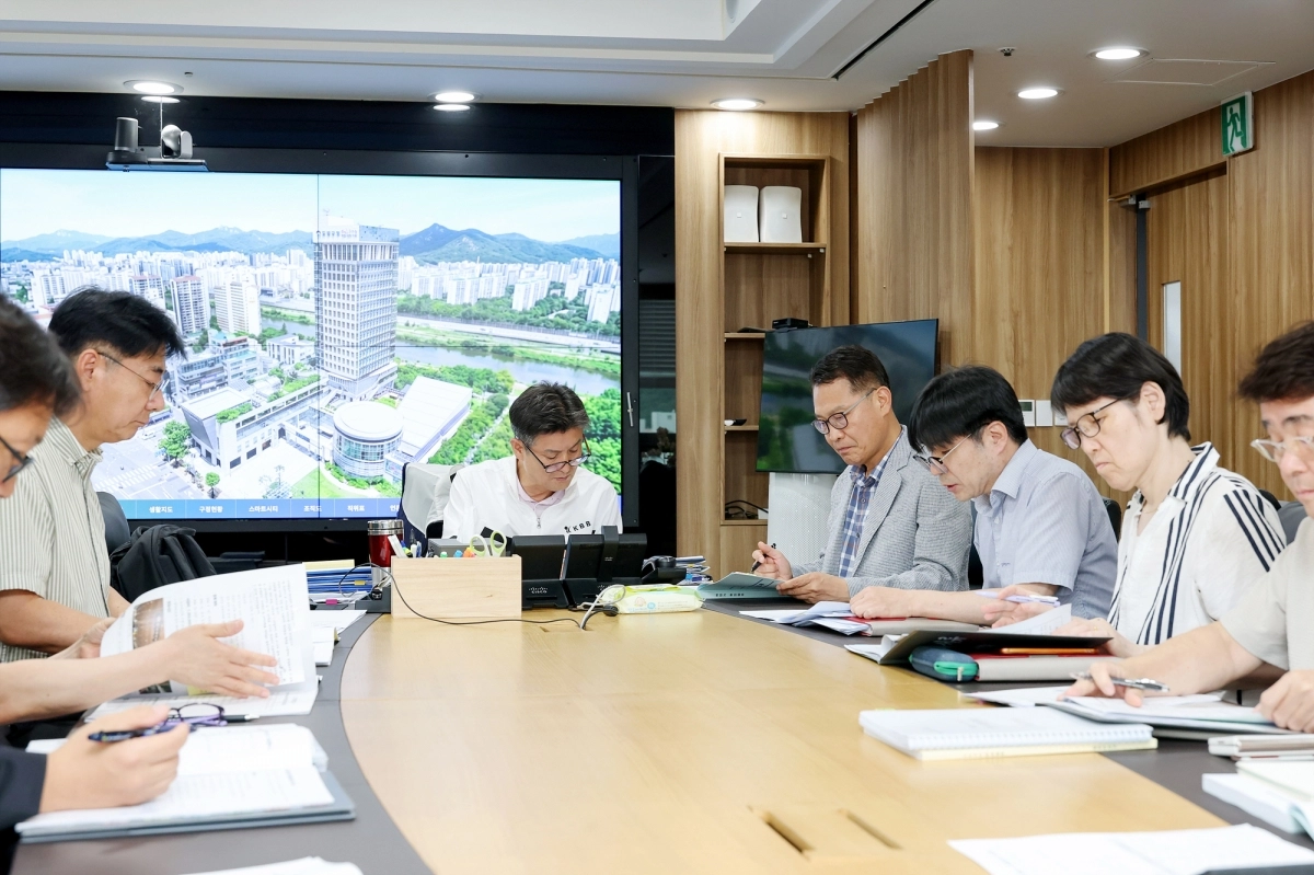 김동욱(가운데) 도봉구청장이 지난 3일 구청 집무실에서 간부들로부터 부서별 현안업무를 보고받고 있다. 도봉구 제공