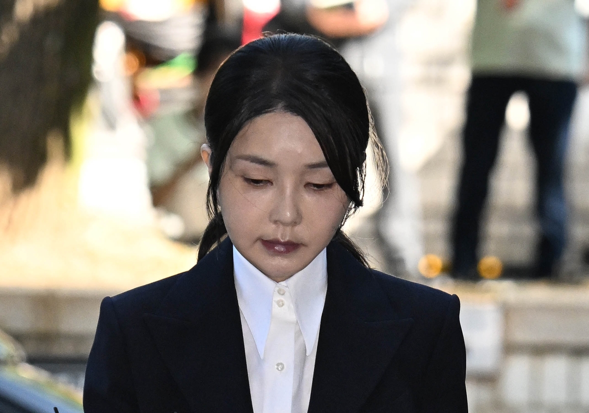 김건희 여사가 지난해 8월 12일 오전 서울 서초구 서울중앙지법에 구속 전 피의자 심문(영장실질심사)를 받기 위해 출석하고 있다. 사진공동취재단