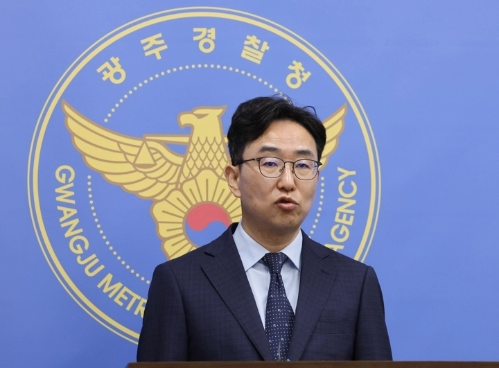 15일 광주경찰청 기자실에서 경찰청 국가수사본부 특별수사단이 장윤기 사건을 둘러싸고 불거진 증거인멸·유착 등 의혹에 대한 중간 수사 결과를 발표하고 있다. (연합뉴스)