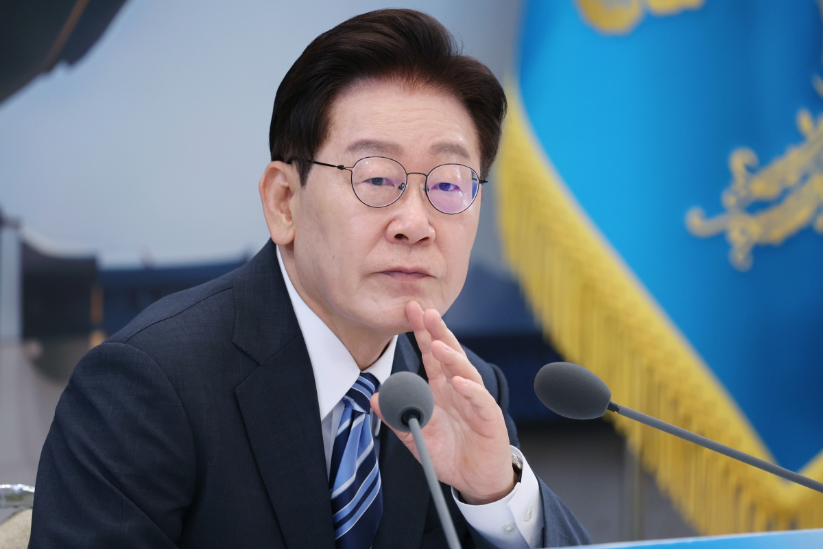 이재명 대통령이 15일 청와대 영빈관에서 열린 부처 업무보고에서 구윤철 부총리 겸 재정경제부 장관의 업무보고를 청취하고 있다. 2026.7.15 [청와대통신사진기자단] 연합뉴스