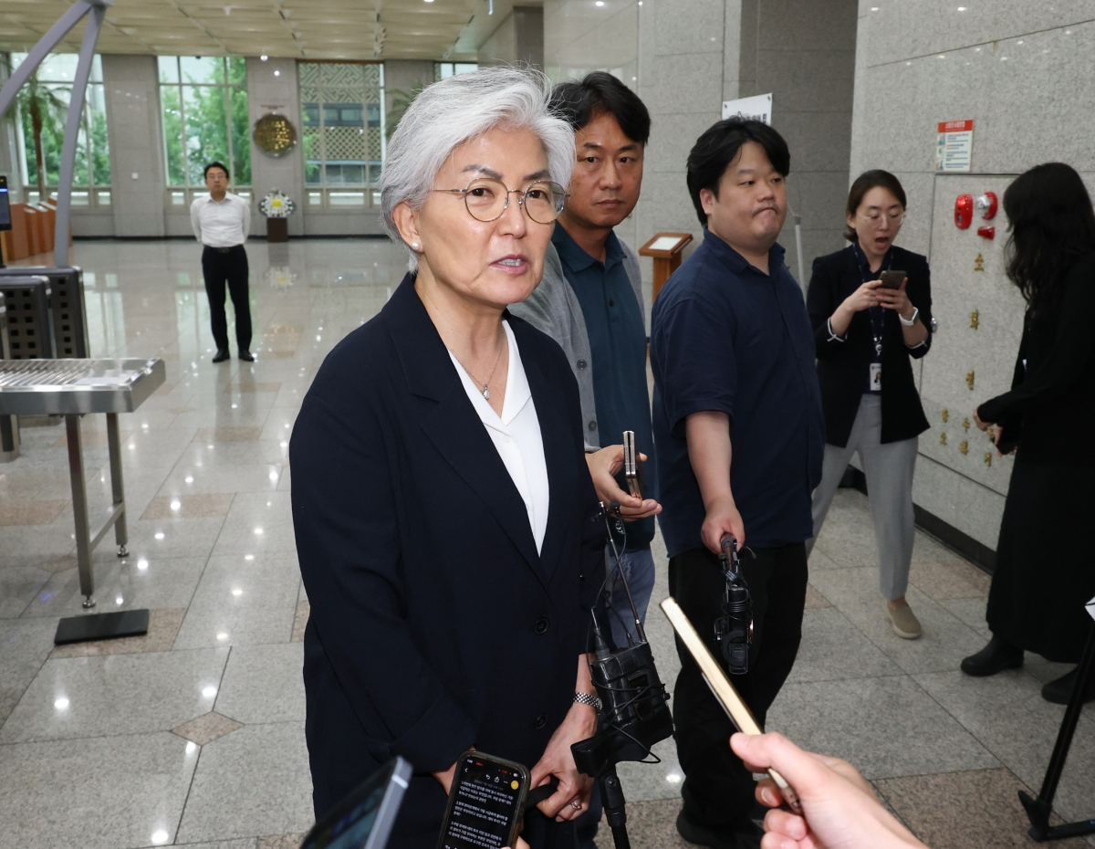 취재진 질문에 답하는 강경화 주미대사