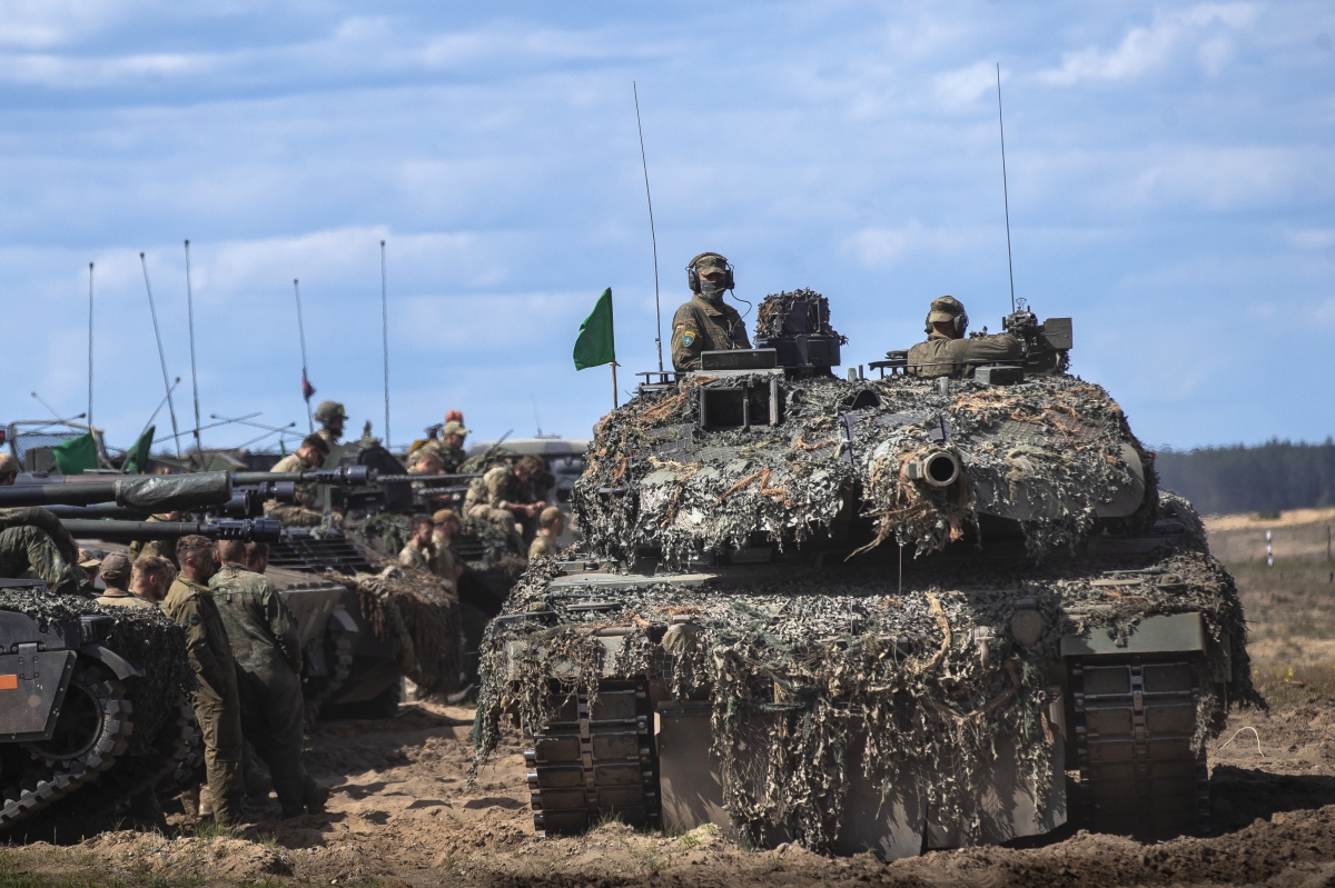 북대서양조약기구(NATO·나토) 독일 연방군 주력전차 레오파드 2A6의 전진배치대대가 리투아니아 수도 빌뉴스에서 북쪽으로 약 60㎞ 떨어진 훈련장에서 준비 중이다. 2023.5.30 AP 연합뉴스