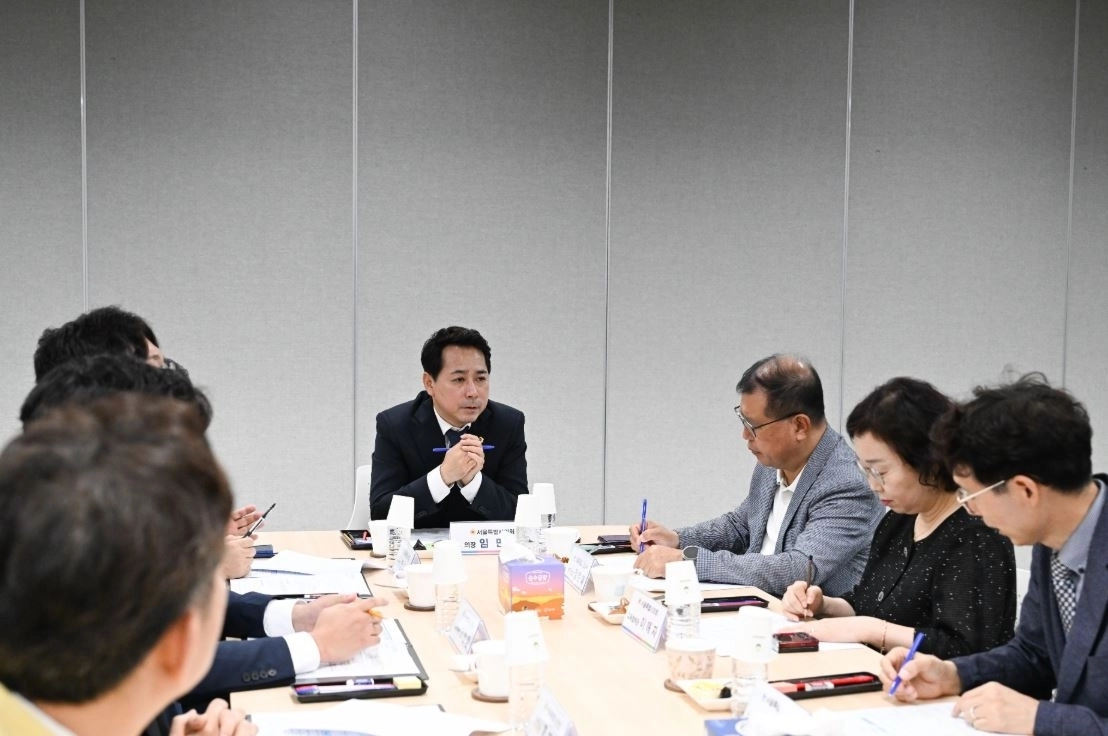 지난 14일 임만균 서울시의회 의장이 마곡안전체험관 운영 현황을 청취하고 있다. 서울시의회 제공