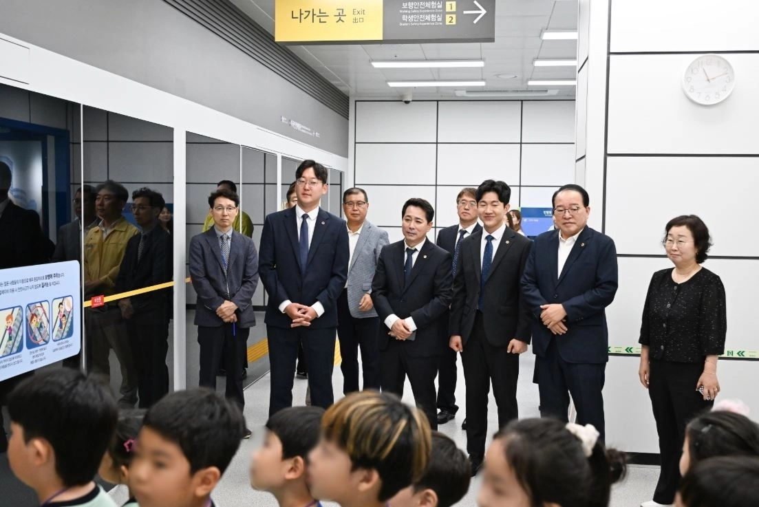 지난 14일 마곡안전체험관을 방문한 임만균 서울시의회 의장이 어린이들의 교통안전 체험을 참관하고 있다. 서울시의회 제공