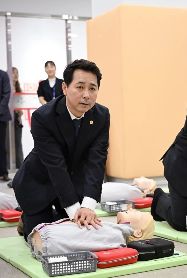 지난 14일 마곡안전체험관을 방문한 임만균 서울시의회 의장이 심폐소생술을 체험하고 있다. 서울시의회 제공
