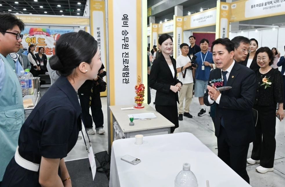 지난 14일 ‘서울진로박람회’를 찾은 임만균 서울시의회 의장이 직업체험 부스를 둘러보고 있다. 서울시의회 제공
