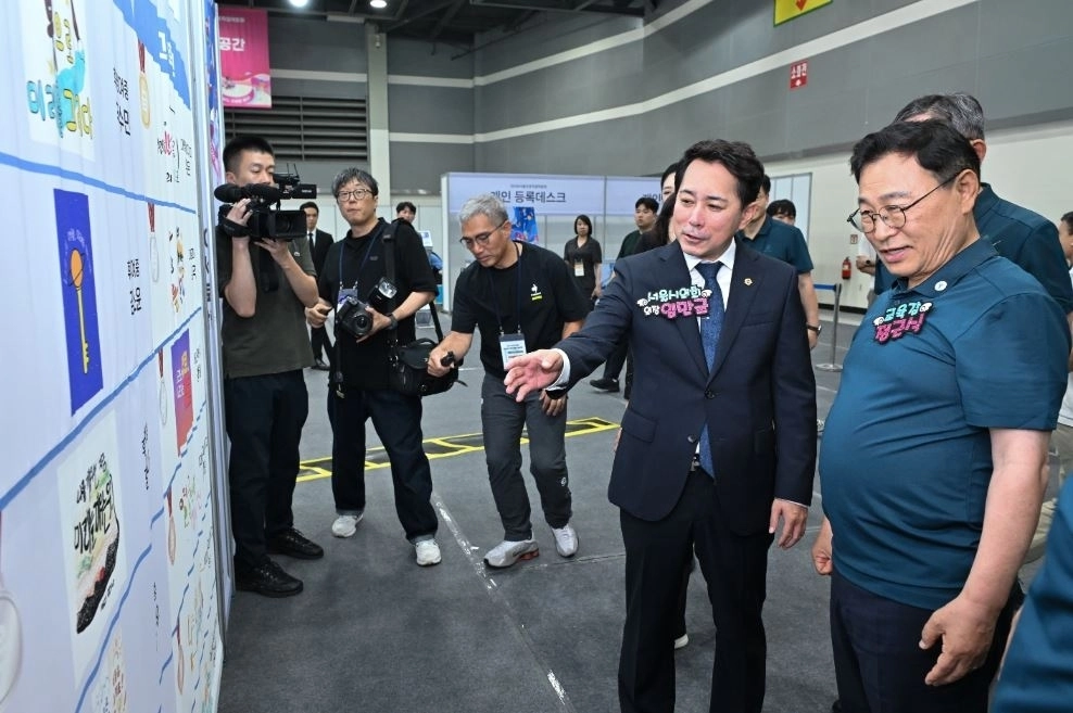 지난 14일 ‘서울진로박람회’를 찾은 임만균 서울시의회 의장이 직업체험 부스를 둘러보고 있다. 서울시의회제공
