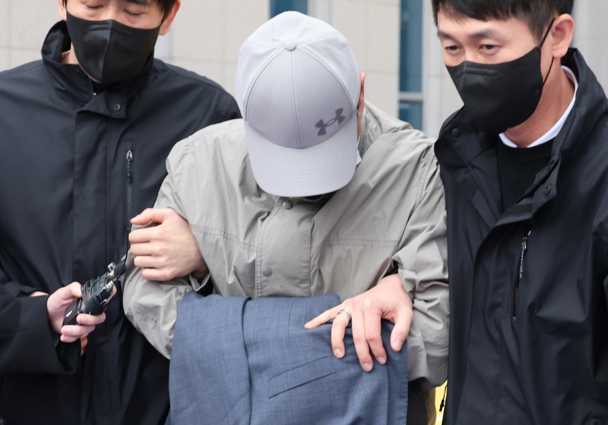 부서 회식을 한 충북 청주 시내 한 식당의 공용화장실에 몰래카메라를 설치해 불법촬영을 시도한 전 충북교육청 장학관 A씨가 1일 청주지법에서 영장실질심사를 받은 뒤 호송차에 오르고 있다. 2026.4.1 연합뉴스