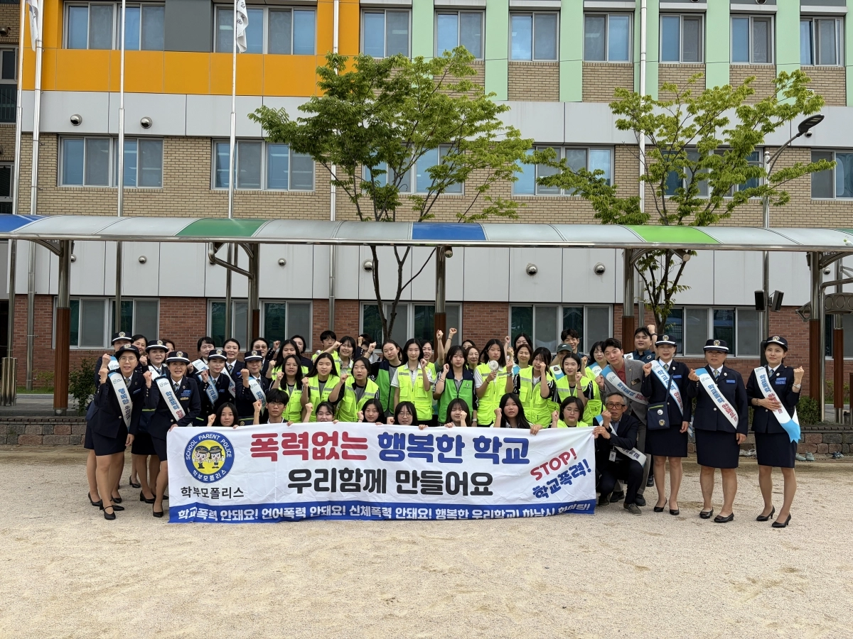 지난 14일 구미코 2층 전시장에서 열린 ‘2026학년도 경북도과학경진대회 시상식’에 참석한 경북도의회 교육위원회(위원장 정한석). 경북도의회 제공