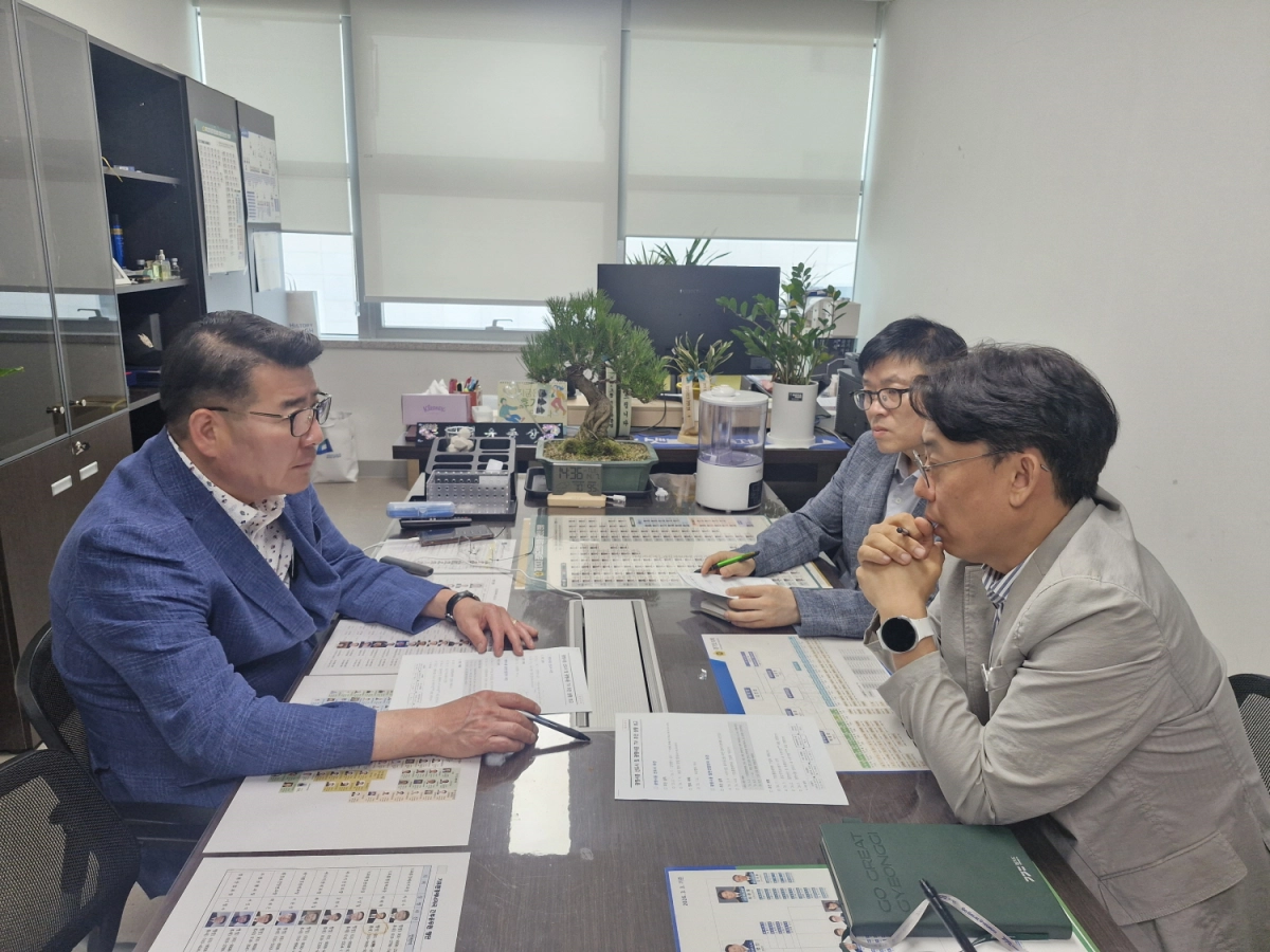 ▲ 유종상 의원이 의원실에서 경기도 관계 공무원들로부터 광명·시흥 일대 주요 개발사업 현황을 보고받고 추진 방향을 논의하고 있다. (사진=경기도의회)