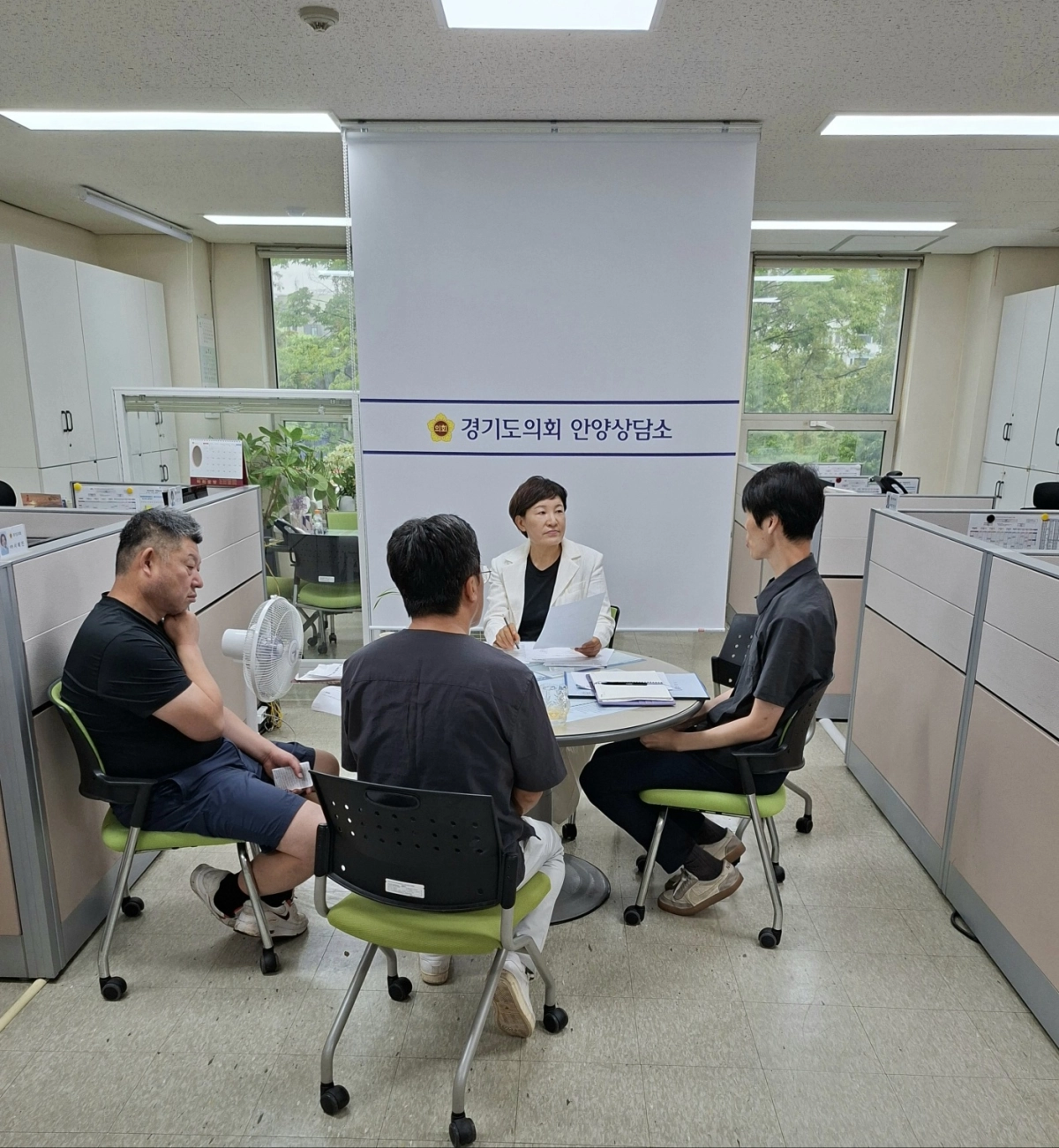 ▲ 이채명 의원이 안양상담소에서 안양시 하수도 담당 공무원들로부터 호계동 일대 하수도 정비 및 침수예방사업의 추진 상황을 집중 점검하고 있다. (사진=경기도의회)
