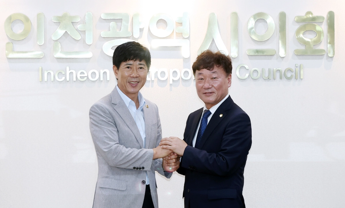 ▲ 경기도의회 남종섭 의장(오른쪽)과 인천광역시의회 박종혁 의장이 기념 촬영을 하며 지방의회 독립성 강화를 위한 적극적인 공조를 다짐하고 있다. (사진=경기도의회)