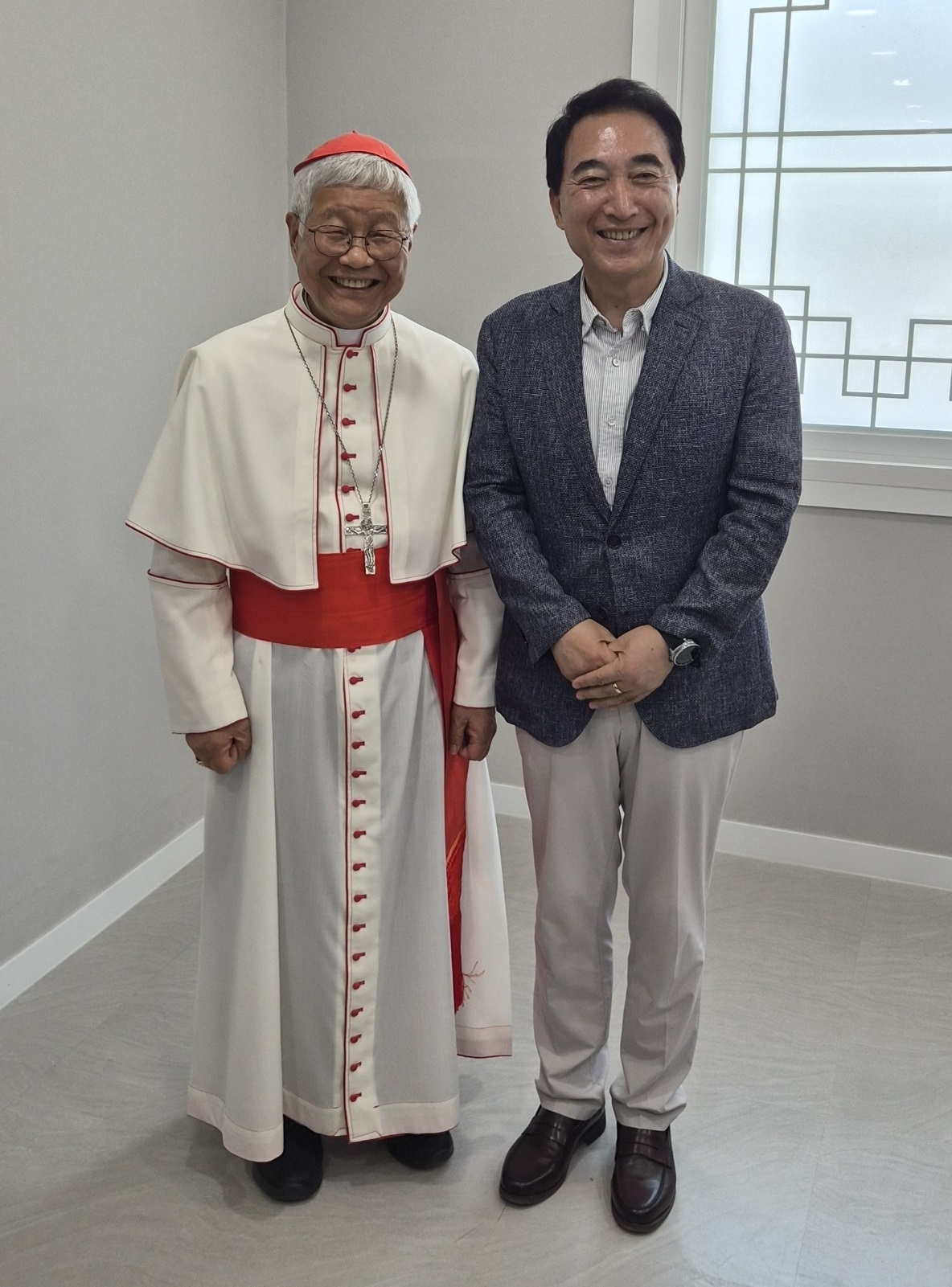 박수현 충남지사가 유흥식 추기경을 만나 레오 14세 교황의 충남 방문을 요청헸다. 충남도 제공