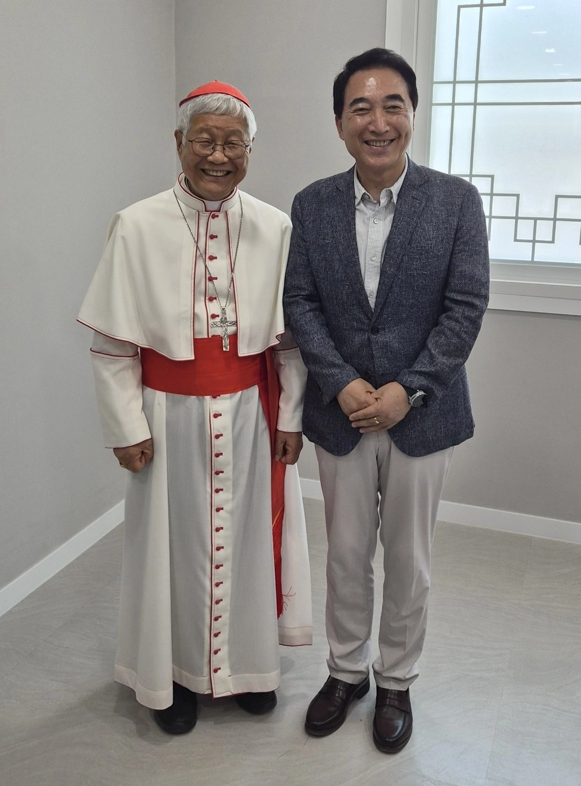 박수현 충남지사가 유흥식 추기경을 만나 레오 14세 교황의 충남 방문을 요청헸다. 충남도 제공