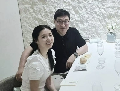 배우 이영애가 남편 정호영과 모임에서 포착됐다. 김형석 인스타그램 캡처