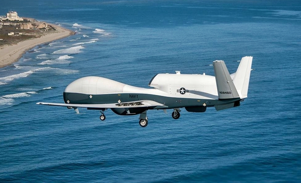 미 해군의 최첨단 고고도 무인정찰기 MQ-4C ‘트라이튼’(Triton)이 한반도 중부 내륙 상공에서 약 5시간 동안 동일 항로를 반복 비행한 정황이 포착됐다. 사진은 미 해군 자료. (기사와 직접 관련 없음)