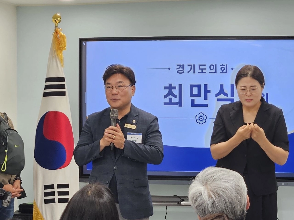 ▲ 최만식 의원이 수원시 영통구에서 개최된 경기도장애아동지원센터 개소식에 참석해 장애아동 가정을 위한 촘촘한 통합 지원 시스템 구축의 필요성을 강조하며 축사를 전하고 있다. (사진=경기도의회)