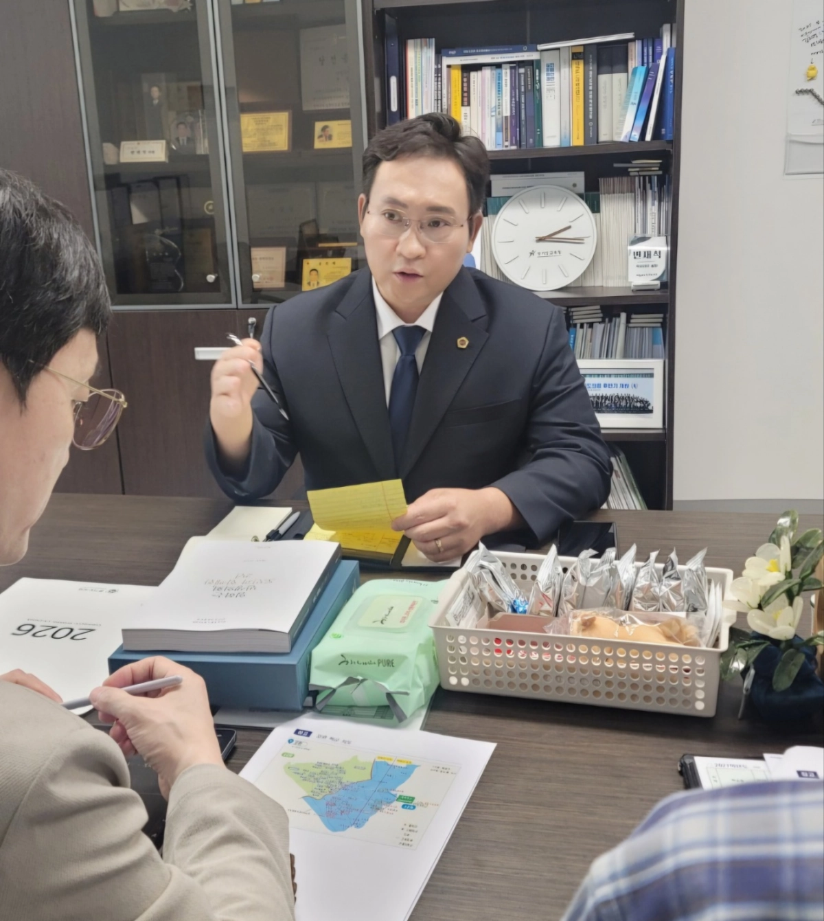 ▲ 변재석 의원이 15일 의원실에서 경기도교육청 학교설립과 고등학교배치담당자와 함께 신원고등학교의 2027학년도 학급 증설 방안을 논의하고 있다. (사진=경기도의회)