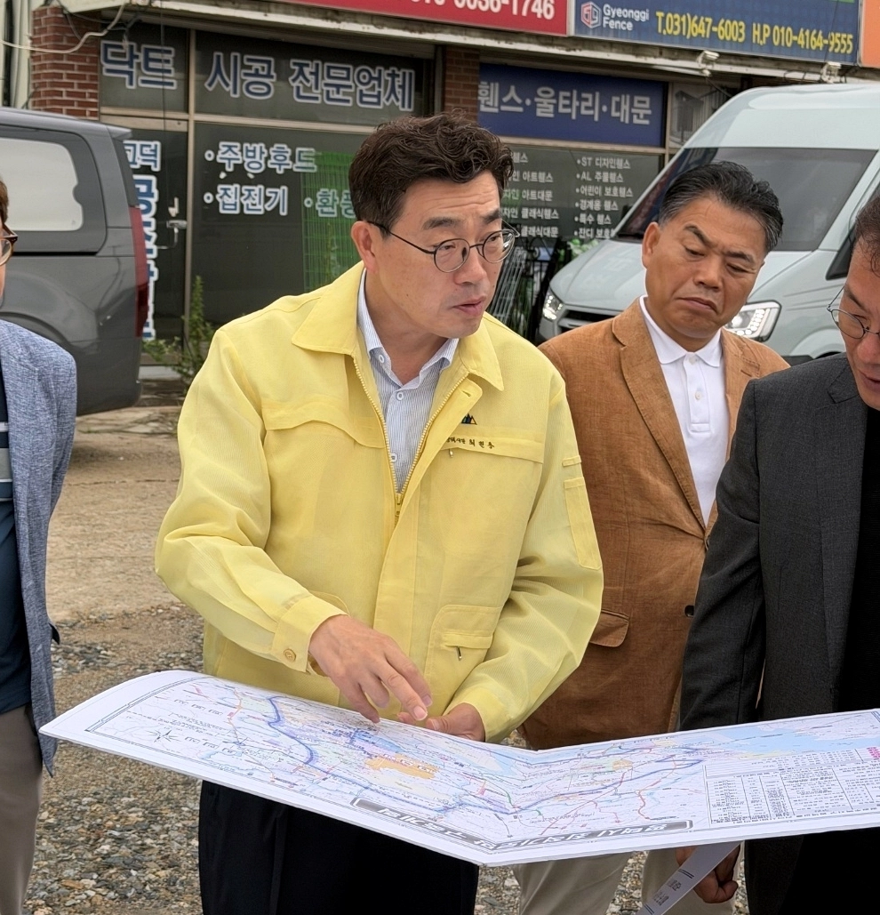 ‘30분 생활권’을 핵심 공약으로 내건 최원용 평택시장이 15일 출근 시간대 상습 정체 현장을 찾아 관계 공무원들과 대책을 논의하고 있다.  평택시 제공