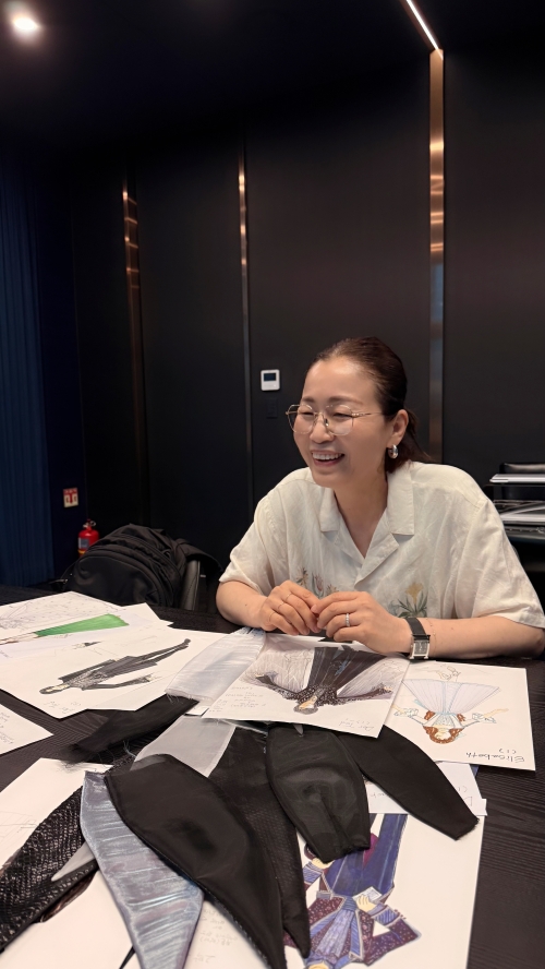 최근 서울 강남구 EMK 본사에서 만난 한정임 의상 디자이너가 새 프로덕션으로 무대에 오르는 뮤지컬 ‘엘리자벳’의 디자인 도안과 깃털 표본을 설명하고 있다. EMK뮤지컬컴퍼니 제공