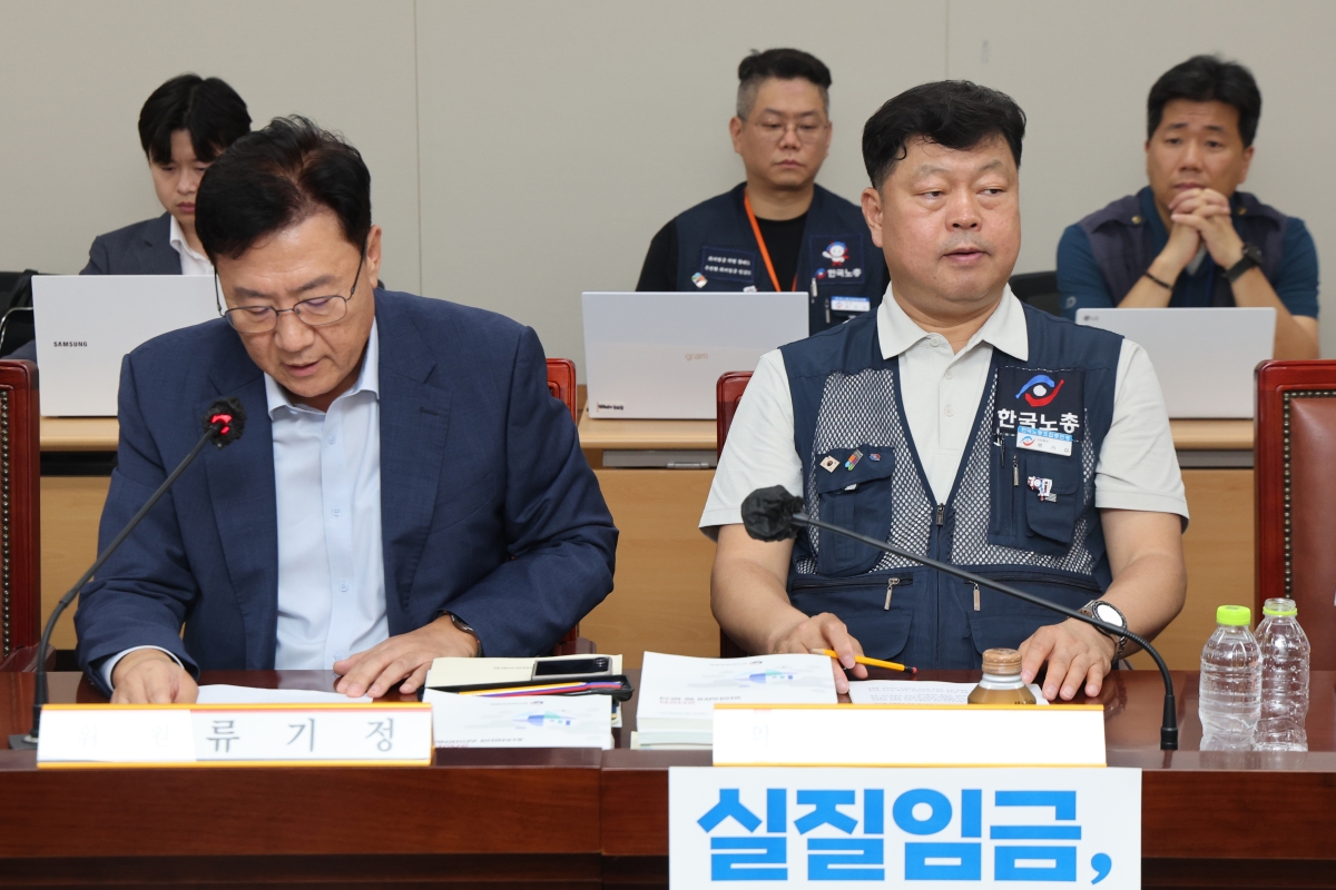 14일 정부세종청사 최저임금위원회에서 열린 제14차 전원회의에서 근로자위원인 류기섭 한국노총 사무총장이 사용자위원인 류기정 한국경영자총협회(경총) 전무의 발언을 듣고 있다. 연합뉴스