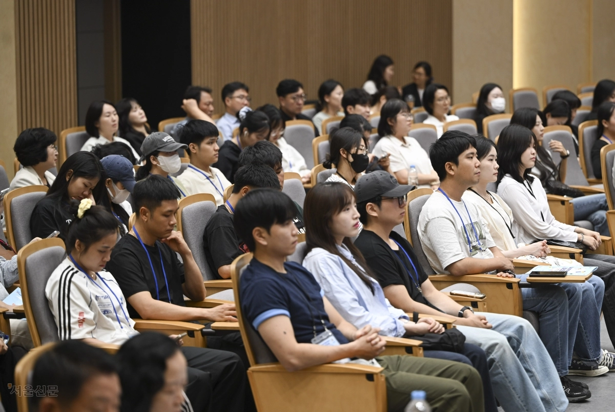 15일 전남대 광주캠퍼스에서 열린 ‘전남광주통합특별시 청년포럼’에서 참석자들이 강연을 경청하고 있다.  전남광주 이지훈 기자