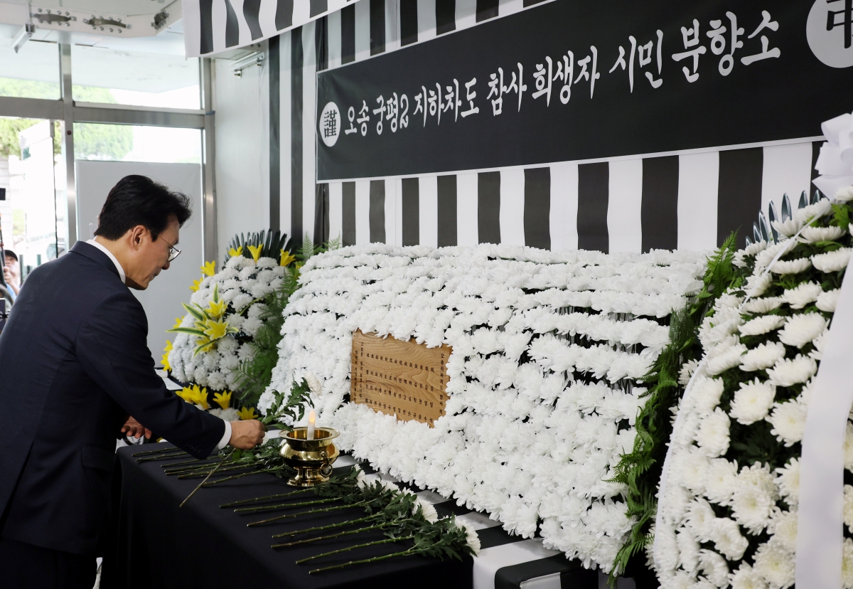 오송참사 시민분향소 찾은 김민석 전 국무총리