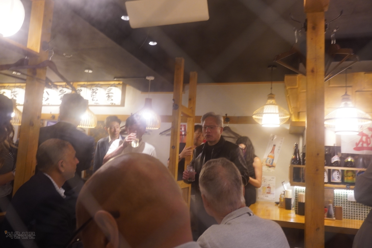 15일 일본 도쿄의 한 꼬치구이 전문점에서 공급망 관련 기업 관계자들과 ‘꼬치회동’ 중인 젠슨 황 엔비디아 최고경영자. 도쿄 명희진 특파원