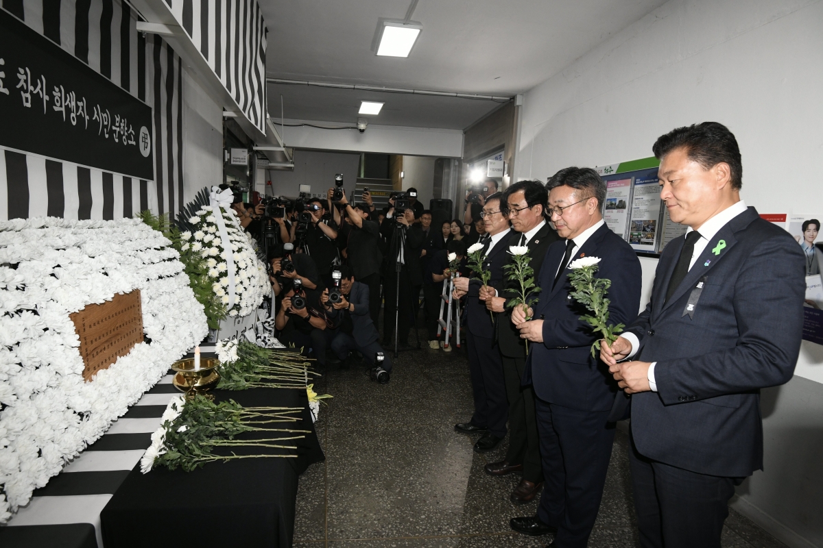 오송 지하차도 참사 3주기를 맞아 신용한 충북지사(오른쪽에서 첫번째)와 윤호중 행정안전부 장관(오른쪽에서 두번째) 등이 시민분향소에서 헌화를 하고 있다. 충북도 제공.