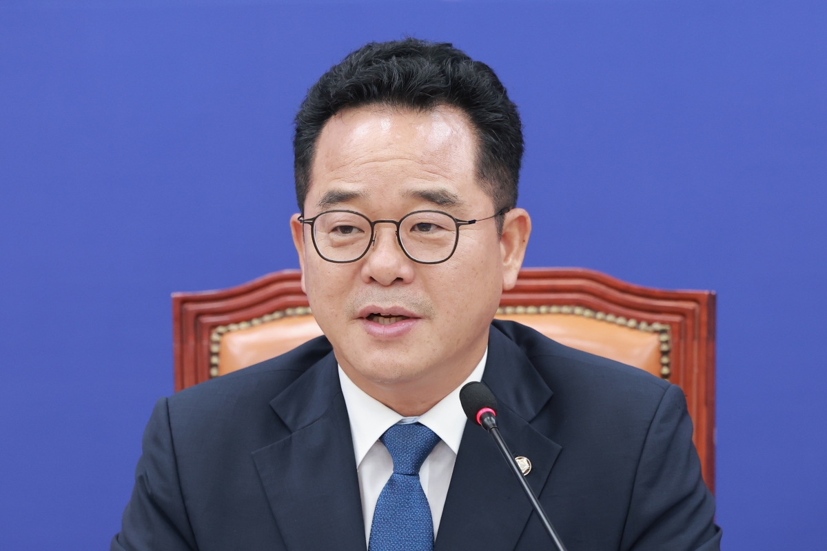 더불어민주당 을지로위원장인 민병덕 의원이 9일 국회에서 열린 의류 라벨갈이 근절 및 패션·봉제산업 기반 보호를 위한 기자간담회에 참석해 인사말하고 있다. 2026.7.9 연합뉴스