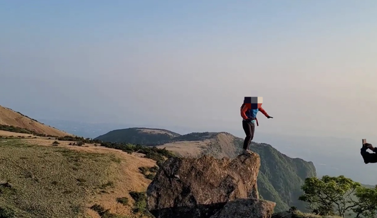한라산 불안정한 바위 위에서 기념사진을 찍는 아찔한 모습. 제주도의회 제공
