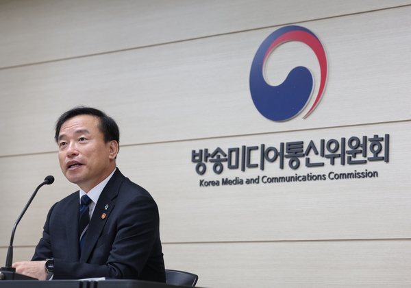 방송미디어통신위원회는 15일 제23차 전체회의를 열고 KBS 이사 임명제청과 방송문화진흥회, 한국교육방송공사(EBS) 이사 임명에 관한 안건을 심의·의결했다. 사진은 김종철 방송미디어통신위원장이 15일 경기 정부과천청사에서 열린 출입기자 간담회에서 발언하는 모습. 과천 연합뉴스