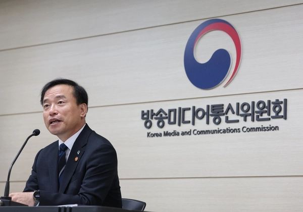방송미디어통신위원회는 15일 제23차 전체회의를 열고 KBS 이사 임명제청과 방송문화진흥회, 한국교육방송공사(EBS) 이사 임명에 관한 안건을 심의·의결했다. 사진은 김종철 방송미디어통신위원장이 15일 경기 정부과천청사에서 열린 출입기자 간담회에서 발언하는 모습. 과천 연합뉴스