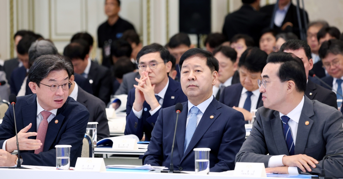 이억원(왼쪽부터) 금융위원장, 구윤철 부총리 겸 재정경제부 장관, 박홍근 기획예산처 장관이 15일 청와대 영빈관에서 열린 ‘삶으로 체감하는 대체불가 대한민국-국민과 함께하는 두 번째 업무보고’ 시작에 앞서 대화를 하고 있다. 뉴스1