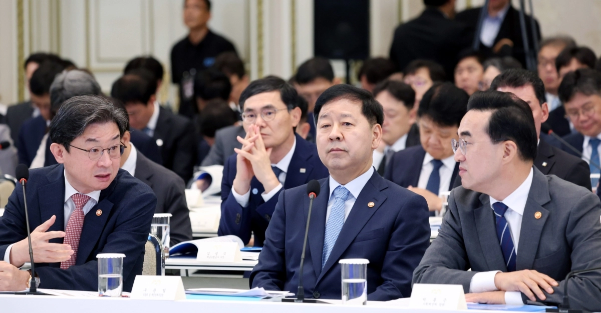 이억원(왼쪽부터) 금융위원장, 구윤철 부총리 겸 재정경제부 장관, 박홍근 기획예산처 장관이 15일 청와대 영빈관에서 열린 ‘삶으로 체감하는 대체불가 대한민국-국민과 함께하는 두 번째 업무보고’ 시작에 앞서 대화를 하고 있다. 뉴스1