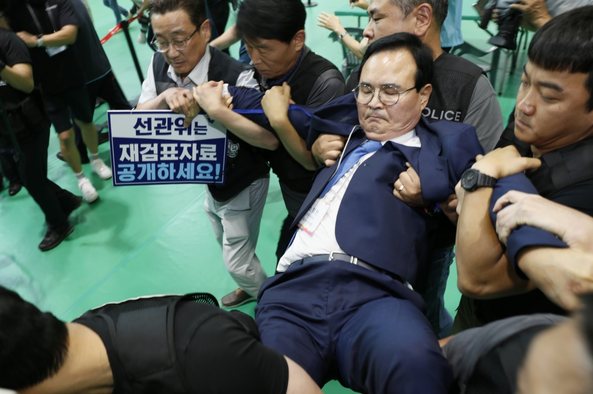 충주시장 재검표 ‘아수라장’… 이변은 없었다