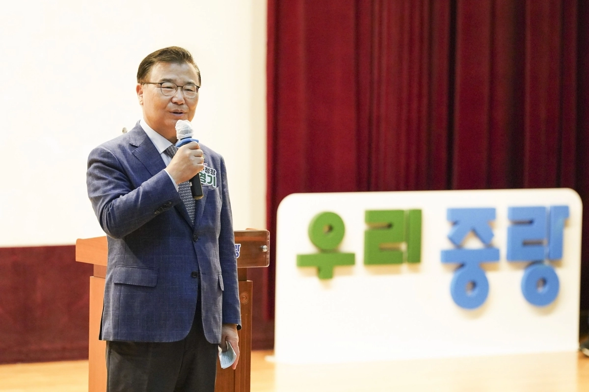 류경기 중랑구청장이 지난 13일 구청에서 열린 제18회 ‘중랑 서울장미축제 결과보고회’에서 인사말을 하고 있다.  중랑구 제공
