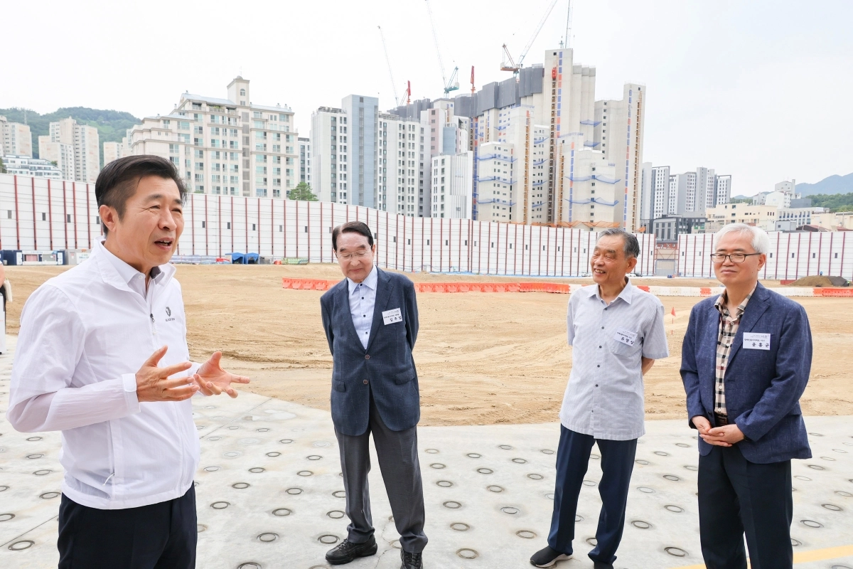 전성수(왼쪽) 서울 서초구청장이 지난 2일 방배동의 재건축 정비사업 대상지를 찾아 현장을 둘러본 후 조합원들과 대화하고 있다. 서초구 제공