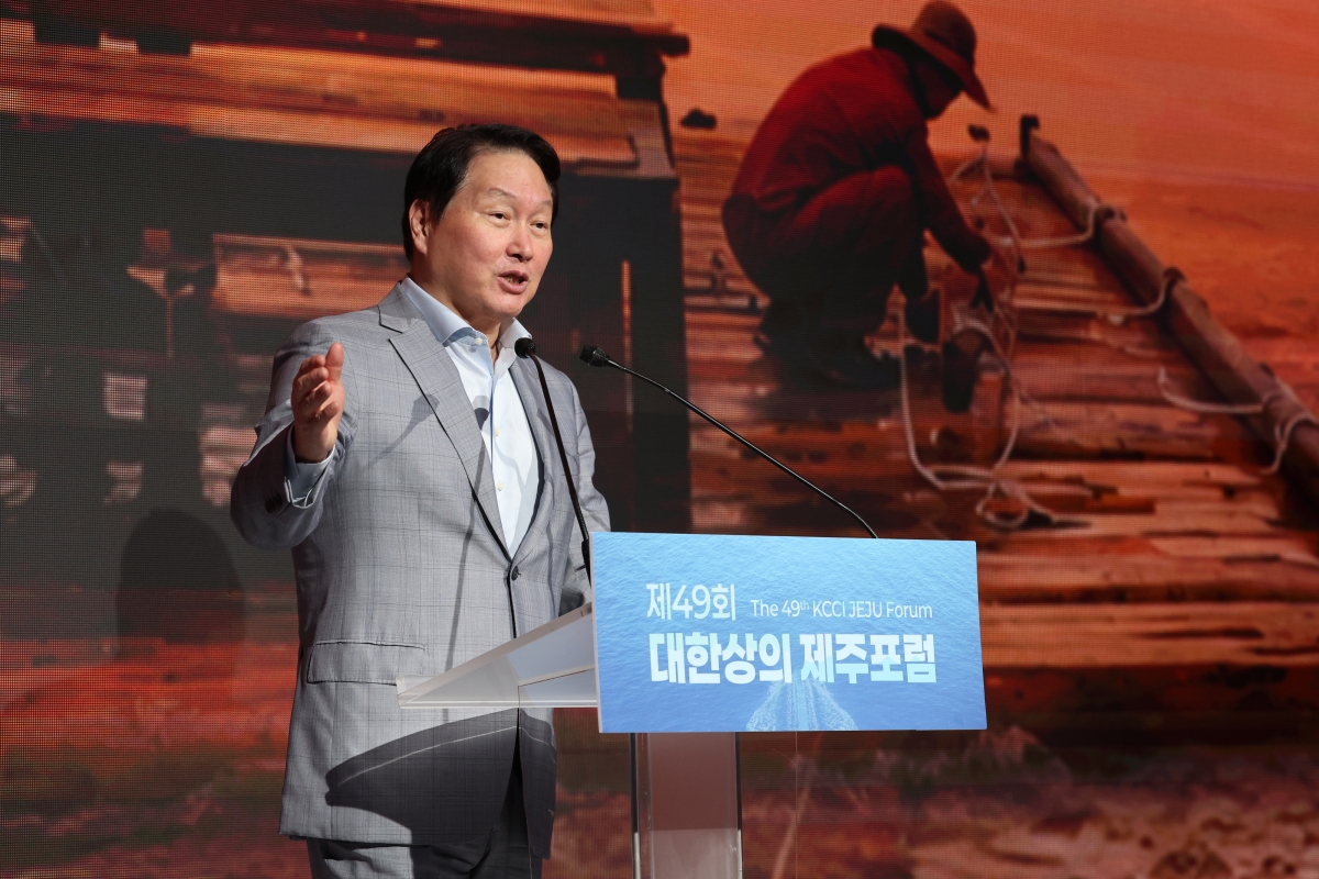 제49회 대한상공회의소 제주포럼이 15일 제주 신라호텔에서 열린 가운데 최태원 대한상의 회장이 개회사를 하고 있다. 서귀포 연합뉴스