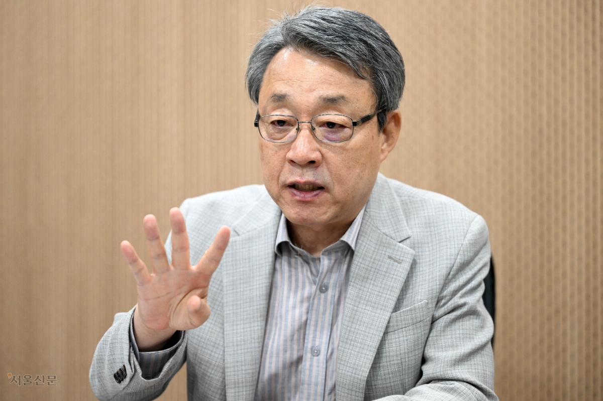 김성식 대통령 직속 국민경제자문회의 부의장은 “단기부양이 아니라 기업의 생산성 향상과 인적 자원의 육성, 기업투자를 가로막는 제도들에 변화를 가져오는 게 성장다운 성장”이라고 말했다. 인터뷰는 지난 10일 서울 중구 프레스센터 서울신문 회의실에서 진행됐다. 홍윤기 기자