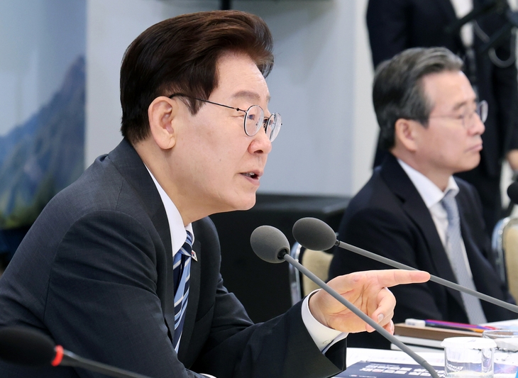 이재명 대통령은 15일 청와대 영빈관에서 열린 부처 업무보고에서 삼성전자·SK하이닉스 단일종목 레버리지 ETF 보완책을 신속하게 마련하라고 지시했다. 연합뉴스
