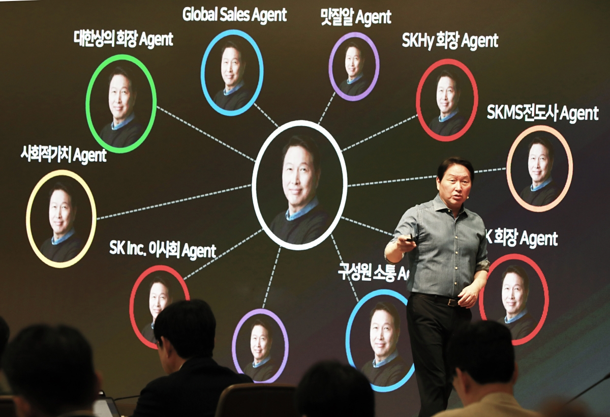 최태원 SK그룹 회장이 지난달 13일 경기 이천시 SKMS 연구소에서 열린 ‘2026 New 이천포럼’에서 발표하고 있다. SK그룹 제공