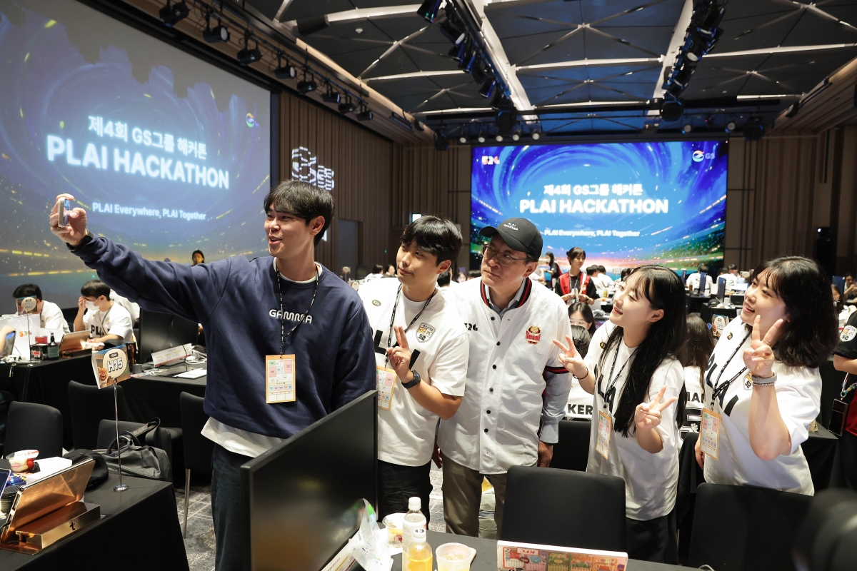 허태수(왼쪽 세 번째) GS그룹 회장이 지난 8일 열린 제4회 GS그룹 해커톤에서 참가 직원들과 사진을 찍고 있다. GS그룹 제공