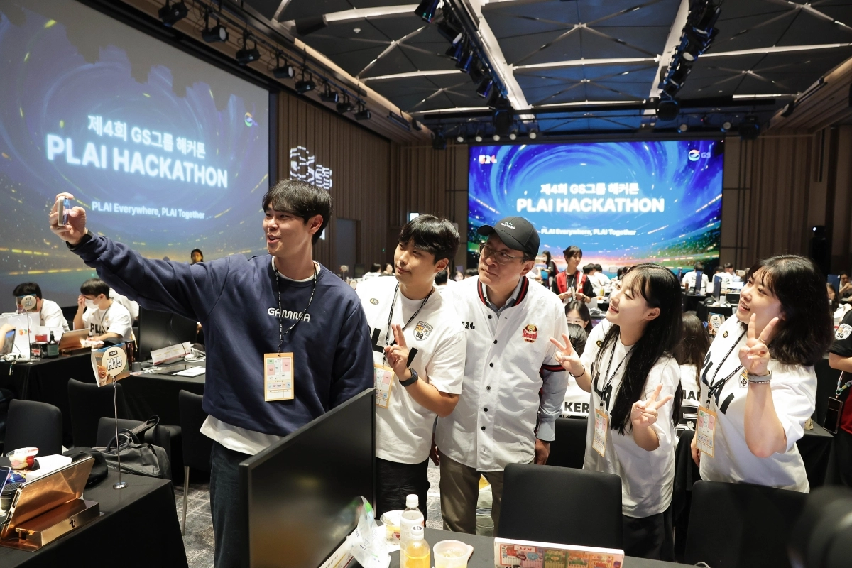 허태수(왼쪽 세 번째) GS그룹 회장이 지난 8일 열린 제4회 GS그룹 해커톤에서 참가 직원들과 사진을 찍고 있다. GS그룹 제공